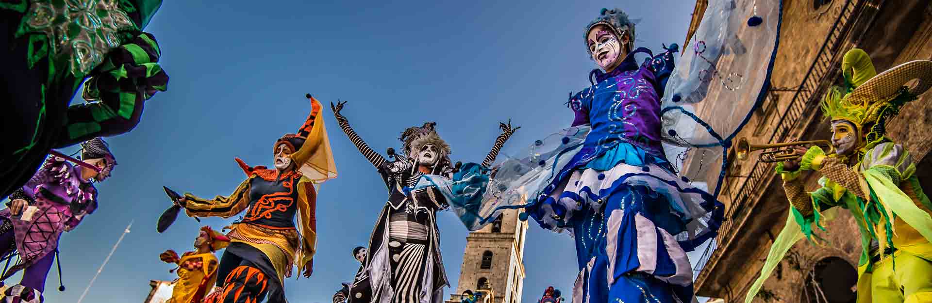 Artistas-en-zancos-en-el-centro-histórico-de-la-Habana-CubaTravel